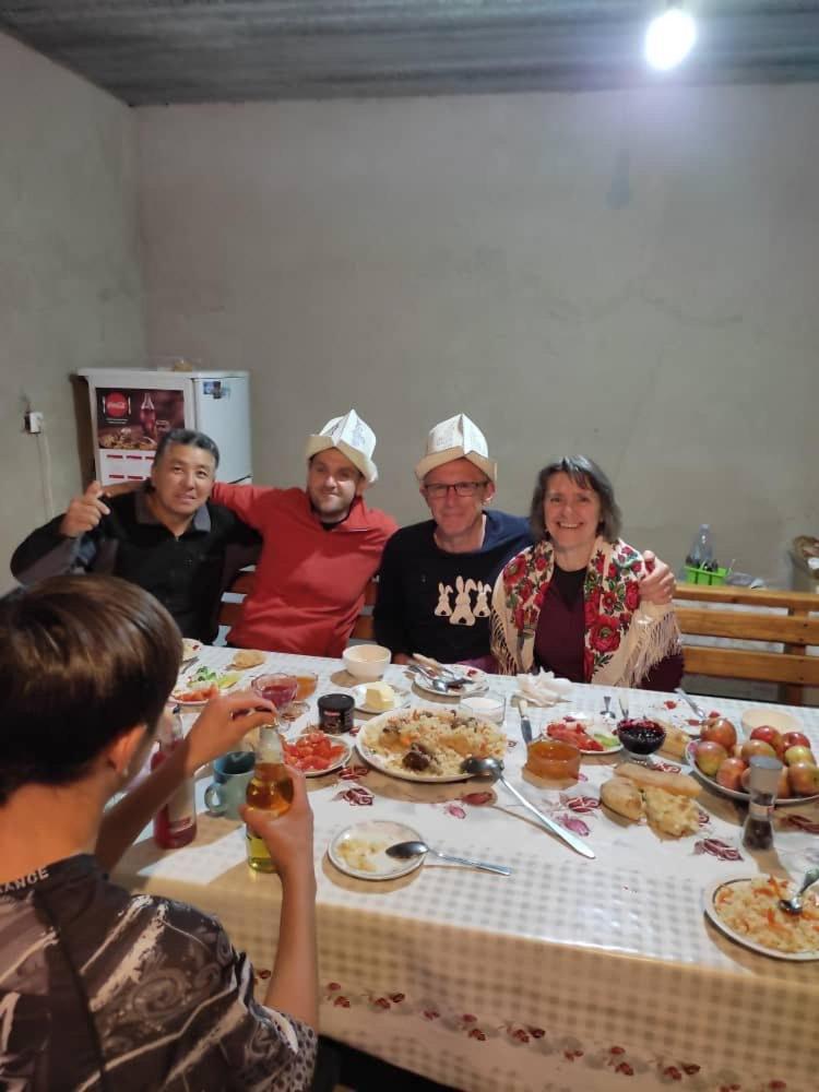 Emir Guest House In Karakol Exterior foto